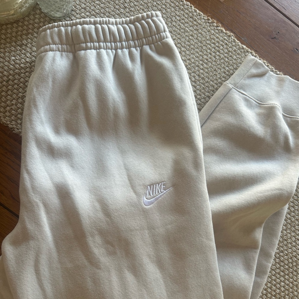 Nike unisex Cream Sweatpants NWT Large
Tapered Leg size L